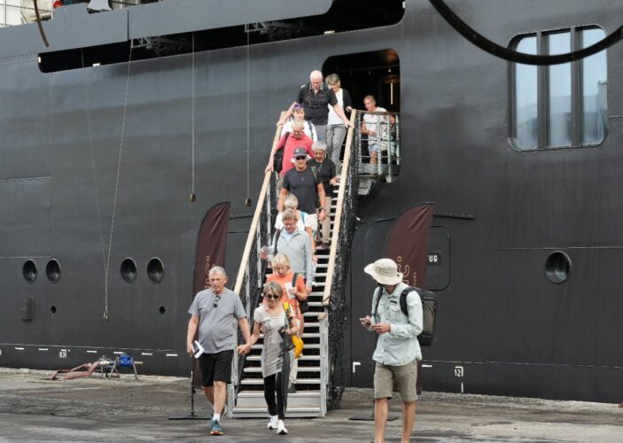 Berlabuh di Pelabuhan Makassar, Kapal Pesiar MS Scenic Eclipse II Bawa 161 Wisatawan Asing
