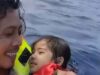 Viral! Aksi Heroik Pria Selamatkan Balita di Tragedi KM Barcelona: Netizen Sebut ‘Foto Termahal 2025