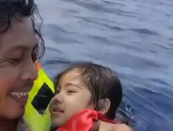 Viral! Aksi Heroik Pria Selamatkan Balita di Tragedi KM Barcelona: Netizen Sebut ‘Foto Termahal 2025