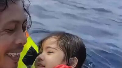 Viral! Aksi Heroik Pria Selamatkan Balita di Tragedi KM Barcelona: Netizen Sebut ‘Foto Termahal 2025