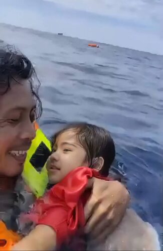 Viral! Aksi Heroik Pria Selamatkan Balita di Tragedi KM Barcelona: Netizen Sebut ‘Foto Termahal 2025