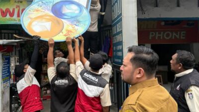 Bapenda Makassar Tertibkan 16 Titik Reklame Nakal