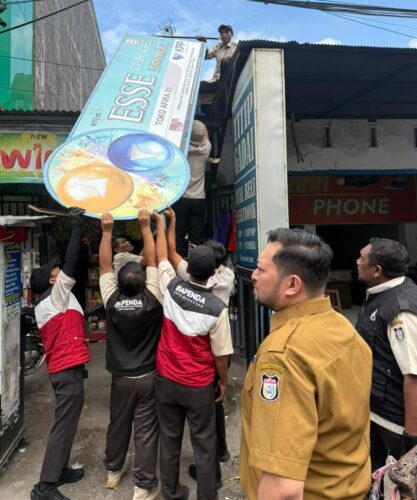 Bapenda Makassar Tertibkan 16 Titik Reklame Nakal