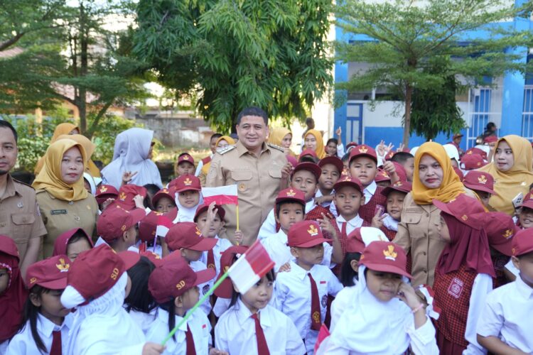 Tuntaskan Janji Pendidikan, Munafri-Aliyah Salurkan Seragam Sekolah Gratis