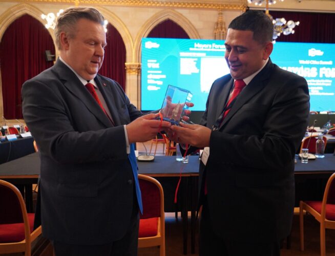 Teguhkan Persahabatan Global, Appi Serahkan Cenderamata Ikonik ke Wali Kota Vienna