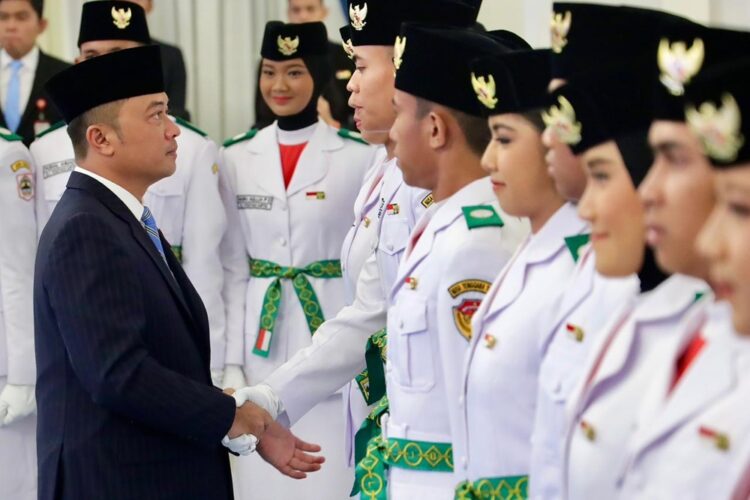Mensekneg Prasetyo Hadi Kukuhkan 76 Anggota Paskibraka 2025