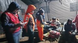 Ribuan Orang Naik ke Gunung Bawakaraeng untuk Rayakan HUT Ke-80 RI