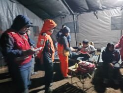 Ribuan Orang Naik ke Gunung Bawakaraeng untuk Rayakan HUT Ke-80 RI