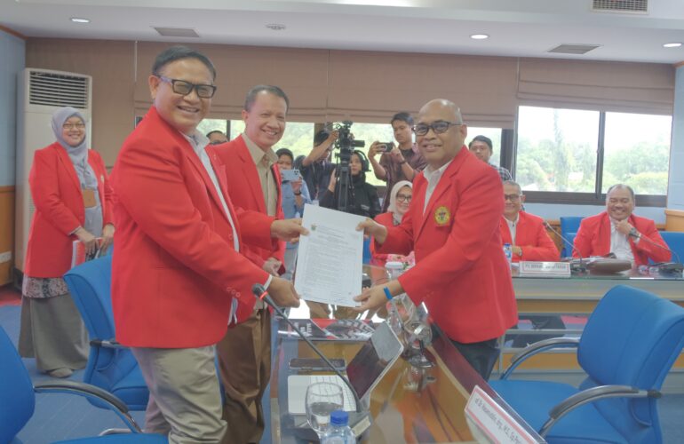 Datang Sendiri, Prof Iqbal Djawad Tunjukkan Komitmen Akademik Saat Daftar Calon Rektor Unhas