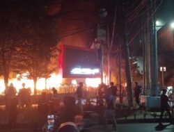 Aksi Unjuk Rasa Berujung Ricuh, Gedung DPRD Makassar Dibakar Massa