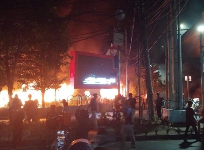 Aksi Unjuk Rasa Berujung Ricuh, Gedung DPRD Makassar Dibakar Massa