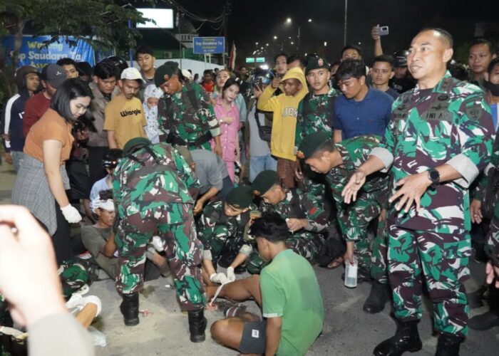 Tanpa Kekuatan Senjata, TNI Tenangkan Massa di Jalan Urip Sumoharjo
