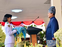 Siswi Asal Makassar, Aliah Sakira Jadi Pembawa Baki di Upacara Penurunan Bendera HUT ke-80 RI