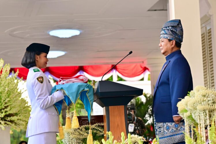 Siswi Asal Makassar, Aliah Sakira Jadi Pembawa Baki di Upacara Penurunan Bendera HUT ke-80 RI