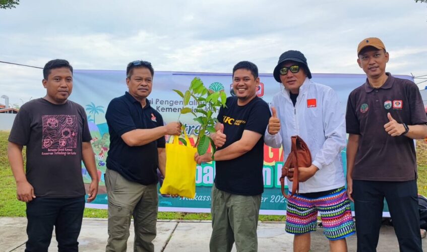 Aksi Jalanan Seruan Selamatkan Hutan dari Api di Center Point of Indonesia