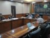 Pelaku Pencurian Tabung Gas di Bone Disanksi Sosial Bersihkan Kantor Lurah