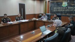 Pelaku Pencurian Tabung Gas di Bone Disanksi Sosial Bersihkan Kantor Lurah