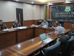 Pelaku Pencurian Tabung Gas di Bone Disanksi Sosial Bersihkan Kantor Lurah