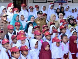 Pemkot Makassar Bagikan Seragam Sekolah Gratis untuk 150 Siswa di Kepulauan Sangkarang