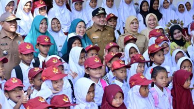 Pemkot Makassar Bagikan Seragam Sekolah Gratis untuk 150 Siswa di Kepulauan Sangkarang