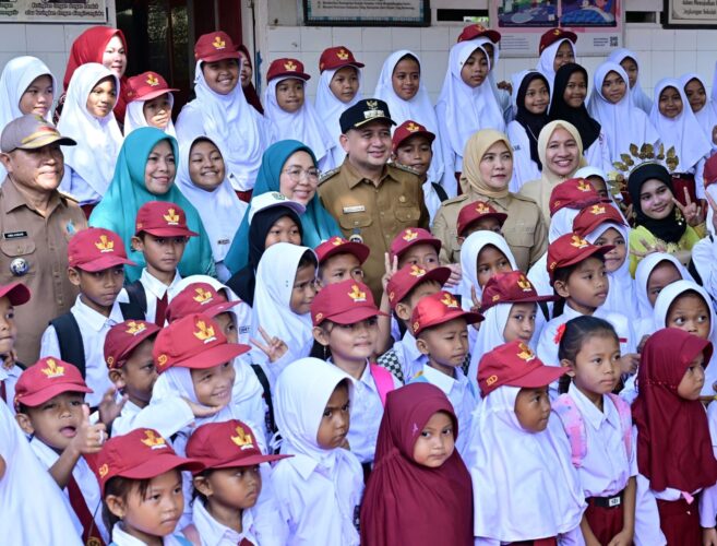 Pemkot Makassar Bagikan Seragam Sekolah Gratis untuk 150 Siswa di Kepulauan Sangkarang