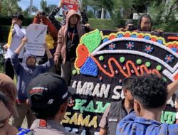 Aksi Solidaritas Jurnalis Bela TEMPO di Makassar Diwarnai Kericuhan