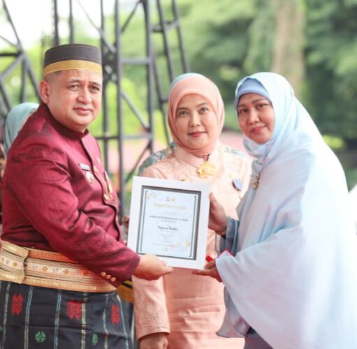 Munafri - Aliyah Berbagi Bantuan Pendidikan hingga Penghargaan di Upacara HUT Ke 418 Kota Makassar