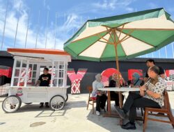 Pemkot Makassar Percantik Gerobak Pedagang Pisang Epe di Losari