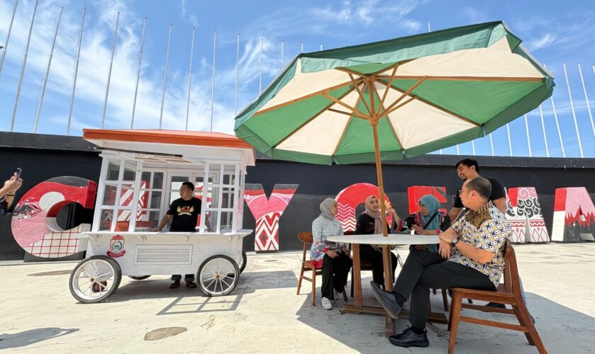 Pemkot Makassar Percantik Gerobak Pedagang Pisang Epe di Losari