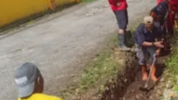 Hadapi Dampak Curah Hujan Ekstrem, Kecamatan Biringkanaya Turunkan Satgas Bersihkan Saluran Air