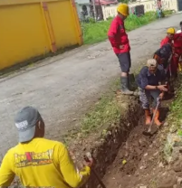 Hadapi Dampak Curah Hujan Ekstrem, Kecamatan Biringkanaya Turunkan Satgas Bersihkan Saluran Air