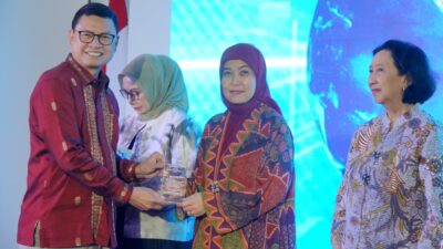 Aliyah Mustika Ilham Terima Penghargaan pada WLA Extravaganza BPOM RI