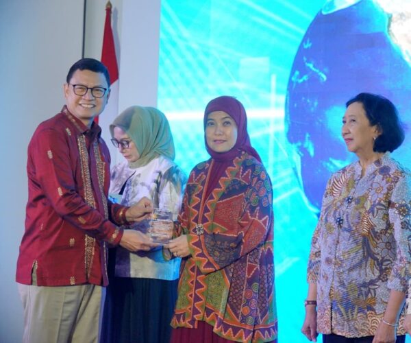 Aliyah Mustika Ilham Terima Penghargaan pada WLA Extravaganza BPOM RI