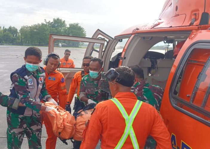 Dauphin HR-3601 Evakuasi Jenazah Korban Pertama ATR 42-500 dari Lampeso ke Makassar