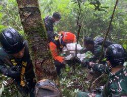 Teknik Rappeling Digunakan Evakuasi Korban Pertama Pesawat yang Jatuh di Medan Ekstrem
