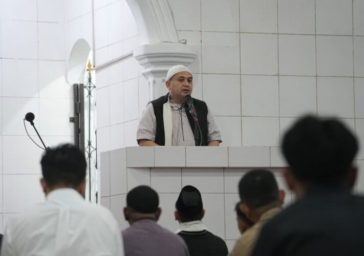 Munafri Arifuddin Tarawih Perdana dan Awali Safari Ramadan di Masjid Agung 45