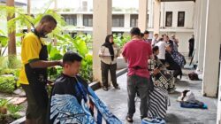 Personel Satpol PP Makassar Antusias Ikuti Cukur Rambut Gratis dari Komunitas IOM