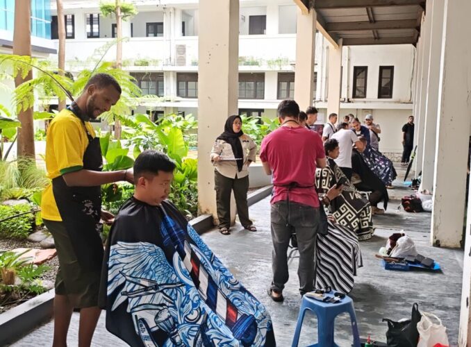 Personel Satpol PP Makassar Antusias Ikuti Cukur Rambut Gratis dari Komunitas IOM