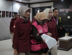 Mantan Kabid DTPHBun Sulsel Tertunduk saat Digelandang Menuju Penjara