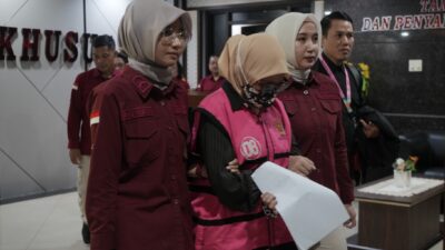 Mantan Kabid DTPHBun Sulsel Tertunduk saat Digelandang Menuju Penjara