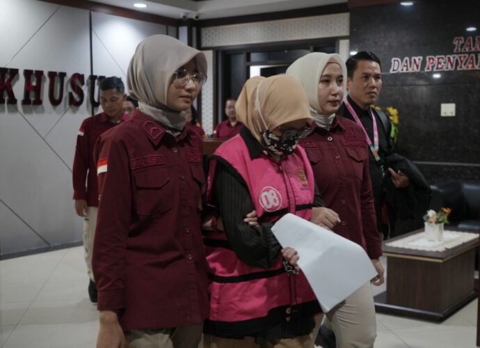 Mantan Kabid DTPHBun Sulsel Tertunduk saat Digelandang Menuju Penjara