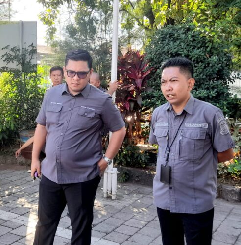 Konser di TSM Makassar Membludak, Petugas Parkir Kewalahan Tata Kendaraan