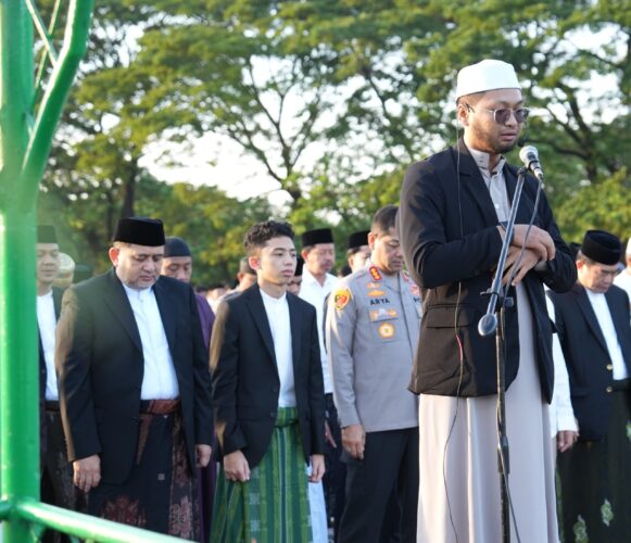 Munafri - Aliyah Kompak Salat Idul Adha Bersama Ribuan Warga di Karebosi
