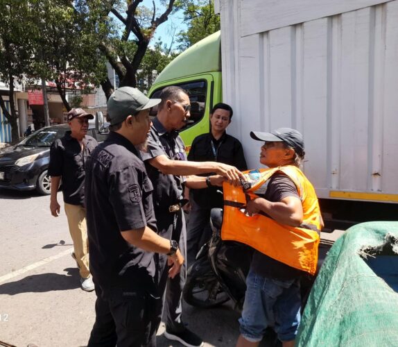 Jukir Liar Depan Minimarket Jalan Veteran Ditertibkan Perumda Parkir