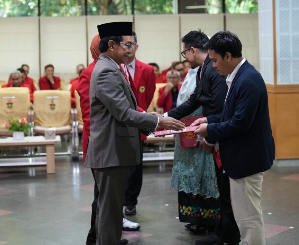 Rektor Unhas Lantik 23 Pejabat Baru dan Kukuhkan Guru Besar