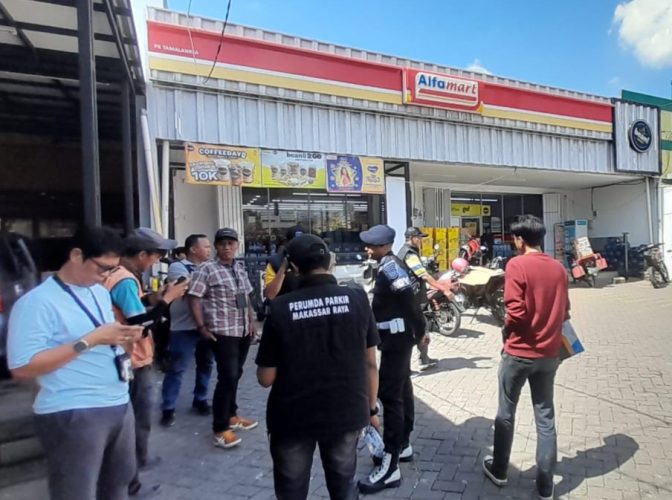Perumda Parkir Minta Warga Laporkan Pengutip Jasa Parkir Depan Alfamart