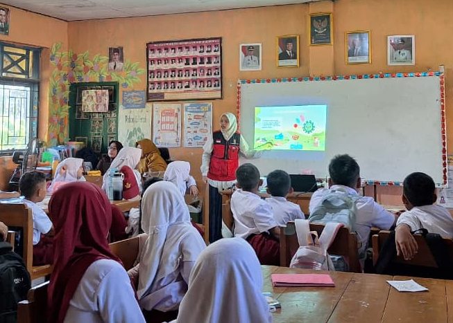 Mahasiswi Ilmu Kelautan Unhas Laksanakan Program Kerja Edukasi di SD Negeri 10 Lembang