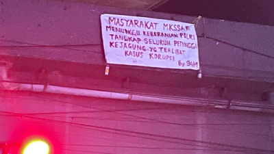 Spanduk Berisi Tuntutan Penegakan Hukum Terbentang di Bawah Flyover Makassar