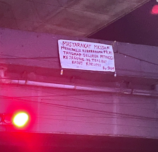 Spanduk Berisi Tuntutan Penegakan Hukum Terbentang di Bawah Flyover Makassar