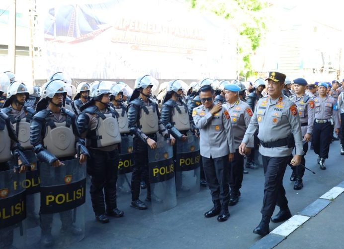 Ribuan Personel Gabungan Berbaris di Kawasan Fly Over Makassar